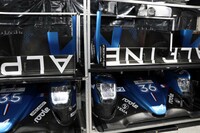 パドックの棚に収まるLMP2マシンの交換部品。一つひとつが非常に高価で、フロントカウルだけで1500万円もするという。