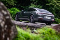 「パナメーラ4 Eハイブリッド プラチナエディション」のエクステリアは、ブラックのテールパイプをはじめ、ダークカラーのアイテムでドレスアップされている。