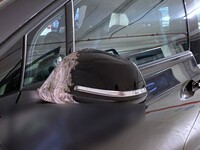 ドアミラーを補修した「BMW i3」。クルマがクルマだけに、実際にディーラーのサービス工場で直したら、それなりに高額になりそうだ。11月撮影。