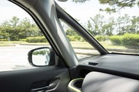 先代と同様、前後に枝分かれした「フィット」のAピラー。ただし新型は、前側のピラーを細くすることで前方視界を向上させている。