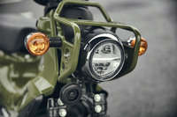 ヘッドランプはLED式。周囲のスチールフレームは、荷物の積載にも活用できる。