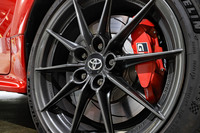 「RZ“ハイパフォーマンス”」のBBS製鍛造アルミホイール。RZ系のグレードはブレーキも強化されており、前が18インチアルミ対向4ポットキャリパーとスリット入りスパイラルフィン式ベンチレーテッド2ピースディスク、後ろが16インチアルミ対向2ポットキャリパーとスリット入りベンチレーテッドディスクの組み合わせとなる。