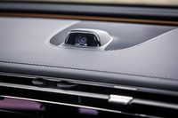 オプションの「デジタルインテリアパッケージ」を選択すると、ダッシュボードのセンターに「セルフィー&ビデオカメラ」がセットされる。停車した状態であれば、Webexなどを介してオンラインビデオ会議に参加したり、自分の写真や動画を撮影したりすることができる。