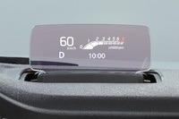 運転席前方のダッシュボード上に設置されるカラーヘッドアップディスプレイ。「ソリオ」および「ソリオ バンディット」がスズキの小型車において初採用モデルとなった。