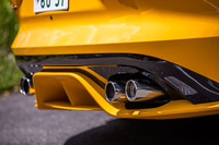 「R」のロゴが入れられた4本出しのエキゾーストフィニッシャーは、「FタイプR クーペ」の専用アイテム。「ダイナミック」モード選択時や「アクティブスポーツエキゾースト」スイッチの操作時に電子制御式のバルブが開き、乾いた大ボリュームのV8サウンドを響かせる。