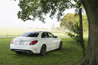 リアまわりでは、ディフューザーを備えたバンパーやC字型にともるコンビランプが新しい。