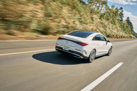 フル電動の新型「CLA」は、高速走行時の電力消費を抑えるべく、リアアクスルに2段式トランスミッションを搭載。街なかでのスムーズな走行と、長距離移動時の効率的な走行の両立が図られている。
