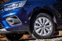 「インテンス」グレードにはスチールホイールとフルホイールキャップが標準で装備される。今回の試乗車は205/60R16サイズの「コンチネンタル・エココンタクト6」タイヤが組み合わされていた。