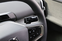 ステアリングコラム右側に、レバータイプのシフトセレクターを配置。レバーを下げるとDレンジに、上げるとRレンジに入る。レバートップのスイッチを押すとPレンジを選択できる。