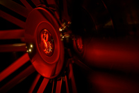 センチュリーを象徴する鳳凰(ほうおう)のエンブレム。日本発祥のオリエンタルな趣は、固定観念に凝り固まった欧州よりも、中国や東南アジア、中東などで響くのではないか? ……というのがwebCGほったの予想だ。