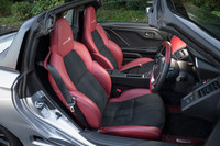 「Modulo X」のロゴが刺しゅうされた、本革とラックススエードのコンビシート。ボルドーレッドとブラックのツートンカラーが目を引く。