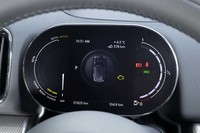 新規設定された5インチのフル液晶メーターパネルはオプションの「デジタルパッケージプラス」に含まれている。反射を抑えるコーティングが施されており、バイザーレスでも視認性は良好。