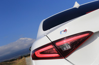 トランクフードに装着された「Q4」のバッジ。Q4とは「164」の時代から使用されている、アルファ・ロメオ伝統の4WDシステムおよび4WDモデルの呼称である。