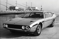 1968年から1978年まで生産された「ランボルギーニ・エスパーダ」。フロントに4リッターV12エンジンを搭載した、4座の2ドアクーペだった。