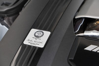 AMGには、エンジンの組み立てをひとりのマイスターが行う“One man, One engine(ワンマン、ワンエンジン)”という伝統が今も息づいている。マイスターによって組み立てられたエンジンには、それを証明するサイン入りのプレートが備わる。