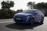 同じPSAグループのシトロエン車とは対照的に、新型「208」は、ロールを抑えた軽快な走りが持ち味となっている。