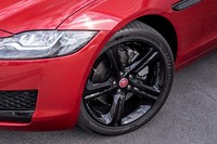 販売車両はオプションの19インチ5スポークアロイホイール(21万4000円)を装着。走行距離は約3800kmと少なく、タイヤの山は十分に残っていた。