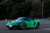 ボディーカラーは写真の「パイソングリーン」を含む全16色。4色のソフトトップとの組み合わせが可能だ。