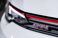 フロントグリルに輝く「GTI」のエンブレムと、グリルの上部に配されたレッドラインは、1976年に誕生した初代「ゴルフGTI」から最新モデルにまで続くGTIの専用アイテムだ。