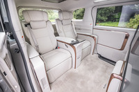 「LM500h“エグゼクティブ”」のセカンドシートは固定式。前後スライドはできない。レイアウトに際しては、リクライニングとオットマンのポジションがともに水平にできる位置を追求したという。