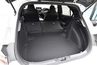 1.2リッターターボエンジン搭載車の荷室。後席の背もたれは倒せるもののの、フロアとの間には段差ができていた。