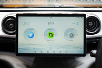 インストゥルメントパネルのセンターに配置されるタッチ式の大型ディスプレイは12.8インチというサイズ。表示内容やドライバーの好みによって、ワンタッチで縦向きにもセットできる。