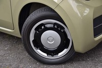 14インチのホイールは、スチールホイールとホイールキャップの組み合わせ。ボディーカラーが2トーンのモデルは、写真のようにホイールキャップも2トーン(シルバー×ブラック)となる。