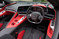 インテリアでは運転席まわりのインターフェイスを刷新。大型のセンタースクリーンと液晶メーター、6.6インチの補助タッチスクリーンの3つのディスプレイを搭載することで、操作性と表示内容の視認性を改善している。