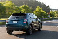 「600ハイブリッド」のカタログ燃費は、ベースグレードで23.2km/リッター、「ラプリマ」で23.0km/リッター(WLTCモード)。今回の試乗では東京都内と千葉の内房エリアを200kmほど走行し、実燃費は車載計読みで13.8km/リッターとなった。