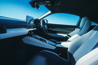 インテリアは「ブルー×ホワイト」をメインカラーに設定。「グライダーが滑空するような高揚感を覚えるデザイン」を目指したという。ほかにブラック基調のインテリアもラインナップされる。