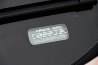 細かいことだが、ウインドシールドの付け根にシャシーナンバーとモデル名を記したプレートが備わるようになった。