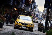 市街地を行く「メガーヌR.S.トロフィー」。乗り心地は硬めだが、突き上げられるような感覚はない。