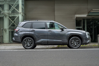 シャシーは先代からのキャリーオーバーながら、フルインナーフレーム構造の採用や構造用接着剤の使用範囲拡大などによってボディー剛性の強化を図っている。