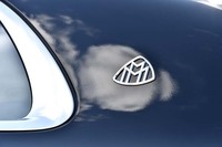 Cピラーには「Maybach Manufaktur(マイバッハ マニファクチャー)」を意味する、“M”を2つ重ねた造形のエンブレムが備わる。