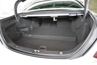 リチウムイオンバッテリーの容量は6.28kWh。トランクのフロア下に搭載される(写真の段差になっている部分)。そのため、トランクスペースは140リッター減の400リッター(VDA方式)となる。