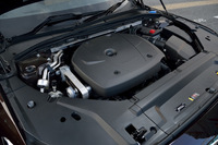 「V90クロスカントリーT6 AWDサマム」の2リッター直4エンジンは、低回転域をスーパーチャージャーで、高回転域をターボチャージャーでそれぞれ過給。最高出力320psと最大トルク400Nmを発生する。