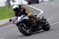 車体色は、試乗車の「ミスティックシルバーメタリック」のほか「グラススパークルブラック」もラインナップされる。