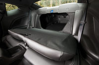 リアシートはスルーローディング機構付きで、長尺物の積載も可能。ただし、アームレストスルーではないので、後席への乗車はできなくなる。