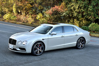 ベントレー・フライングスパーV8 S
ボディーサイズ:全長×全幅×全高=5315×1985×1490mm/ホイールベース:3065mm/車重:2530kg/駆動方式:4WD/エンジン:4リッターV8 DOHC 32バルブ ツインターボ/トランスミッション:8AT/最高出力:528ps(388kW)/6000rpm/最大トルク:69.3kgm(680Nm)/1700rpm/タイヤ:(前)275/35ZR21 (後)275/35ZR21/車両価格:2100万円