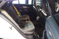 後席は大人ふたりがくつろげるスペースを確保(通常モデルは後席に3人乗車が可能)。日常での使い勝手や実用性にこだわった「AMG GT 4ドアクーペ」のセリングポイントでもある。