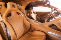 シートのステッチは、フロントグリルと共通のイメージでデザインされている。