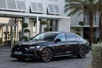 「DS 9」。現行フランス車では唯一の4ドアサルーンである。