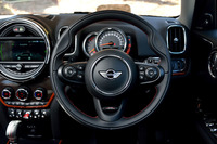 テスト車の「John Cooper Worksレザーステアリングホイール」。3万7000円のオプションとして提供される。