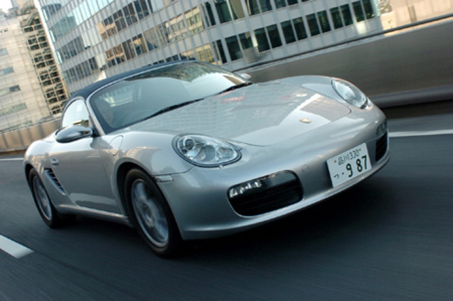 【スペック】全長×全幅×全高=4329×1801×1295mm/ホイールベース=2415mm/車重=1355kg/駆動方式=MR/2.7リッター水平対向6 DOHC 24バルブ(240ps/6400rpm、27.5kgm/4700-6000rpm)/価格=611万円(テスト車=715万4750円/メタリックボディーカラー=14万7000円/コンフォートシート=24万1500円/ウインドディフレクター=5万7750円/PASM(ポルシェ・アクティブ・サスペンション・マネージメント)=27万3000円/バイキセノンヘッドライト=14万7000円/シートヒーター (左右)=6万8250円/フロントガラス=1万5750円/CDオートチェンジャー=9万4500円)