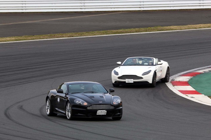 アストンマーティンのファンミーティング「アストン マーティン トラックエクスペリエンスデー」では、全国から約30台のアストンマーティンが集結。会場ではオーナー同士の交流に加え、パレードランも実施された。写真に写るのは「DBSクーペ」(手前)と「DB11ヴォランテ」(奥)。