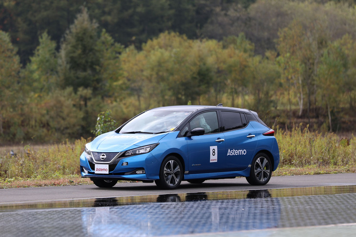 電動油圧式のバイワイヤ式ブレーキを搭載した開発車両。ABSなどのボディーコントロールデバイスをより繊細に制御できるほか、万が一の際にはペダルによって電動パーキングブレーキを操作できる。