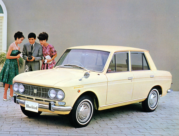 ピニンファリーナデザインをまとって1963年に登場した2代目「ダットサン・ブルーバード」(410型)。写真は1964年のマイナーチェンジ以降の女性仕様車「ファンシーデラックス」。