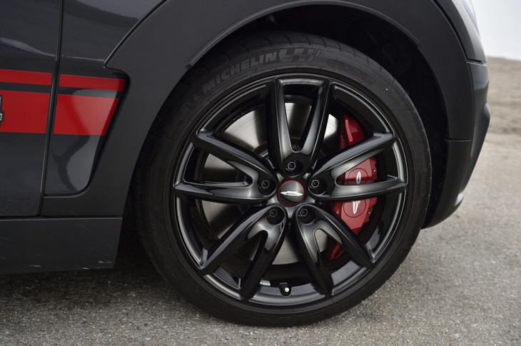 今回の試乗車では18インチサイズの「John Cooper Worksグリップスポーク ブラック」ホイールに225/40ZR18サイズの「ミシュラン・パイロットスーパースポーツ」タイヤが組み込まれていた。