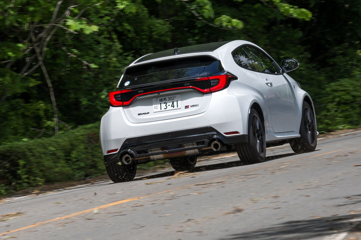 フロント:ストラット、リア:マルチリンクの足まわりは路面からの当たりをソリッドに伝える。乗り心地ははっきり悪い。