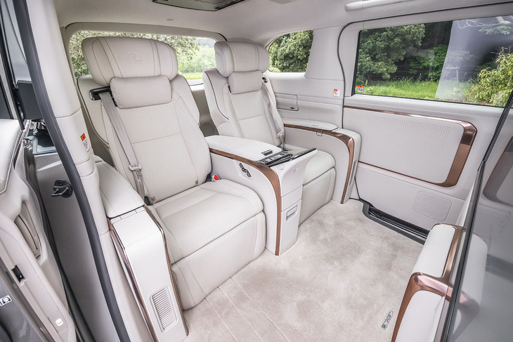 「LM500h“エグゼクティブ”」のセカンドシートは固定式。前後スライドはできない。レイアウトに際しては、リクライニングとオットマンのポジションがともに水平にできる位置を追求したという。